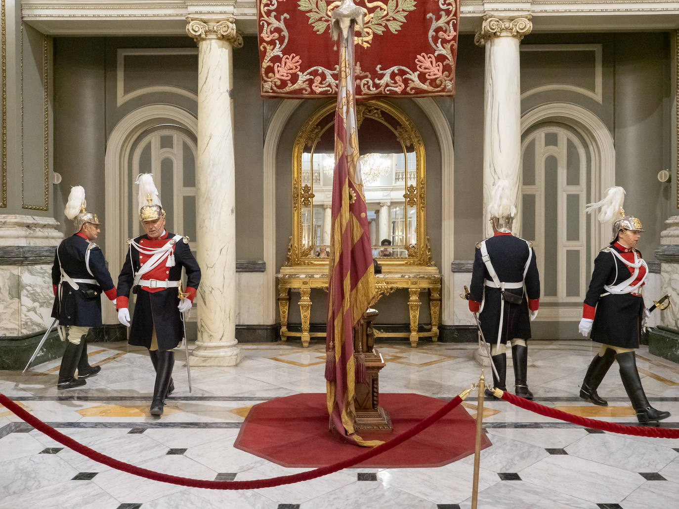 Fotos: Los valencianos rinden honores a la Reial Senyera en el Salón de Cristal del Ayuntamiento de Valencia