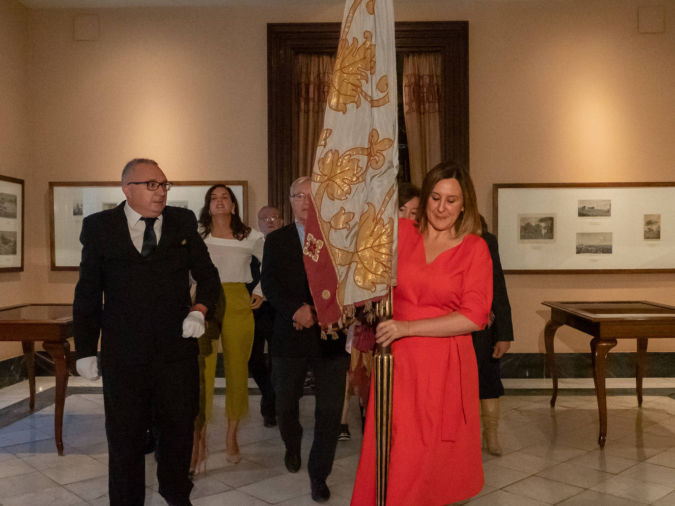 Fotos: Los valencianos rinden honores a la Reial Senyera en el Salón de Cristal del Ayuntamiento de Valencia