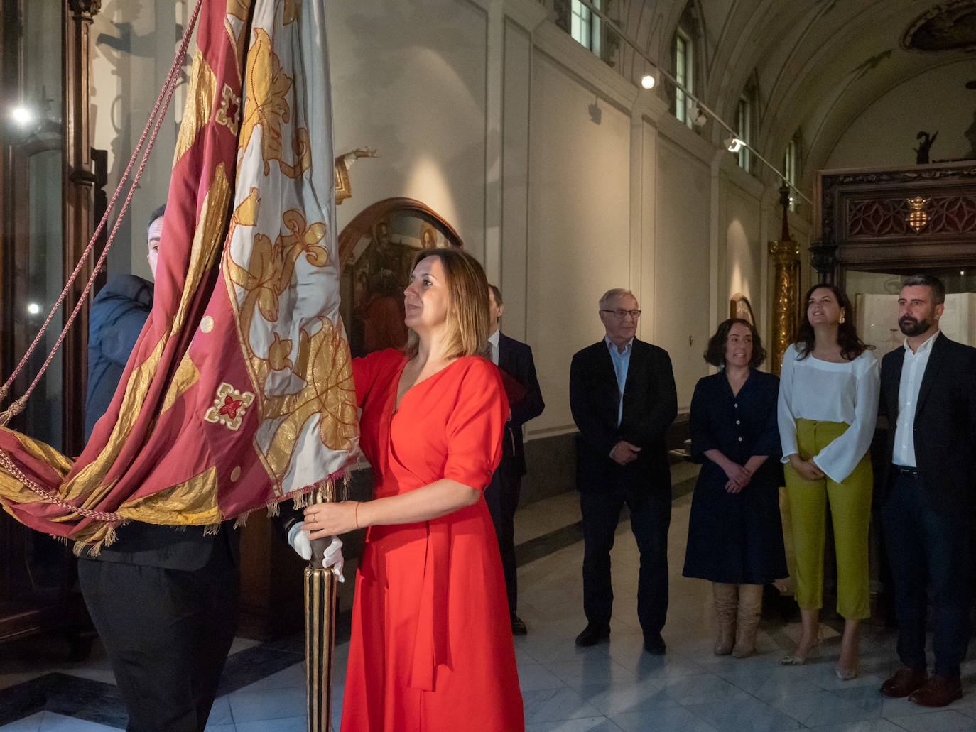 Fotos: Los valencianos rinden honores a la Reial Senyera en el Salón de Cristal del Ayuntamiento de Valencia