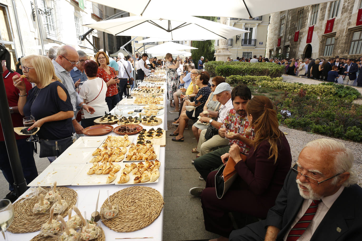 Fotos: Paella, sol y corrillos en un 9 d&#039;Octubre preelectoral