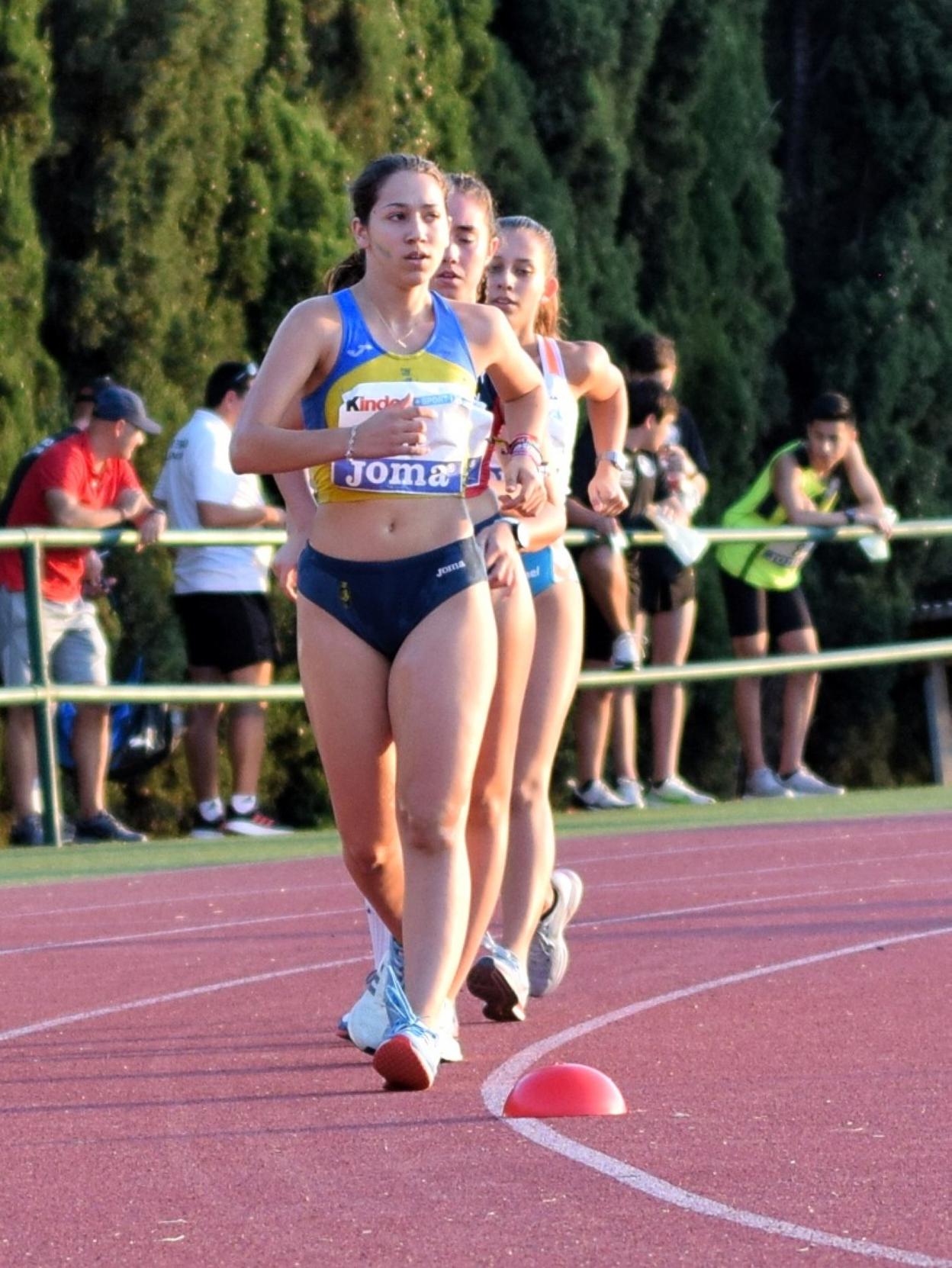 La atleta del CA Safor Ángela Casanova durante la prueba de 3.000 marcha en Castellón. 