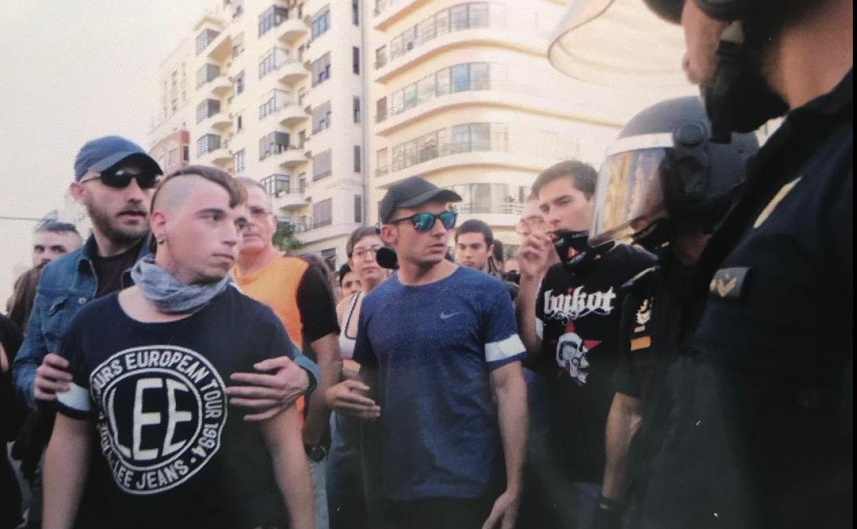 Jóvenes presentes en la manifestación de Comissió 9 d'Octubre en Valencia.