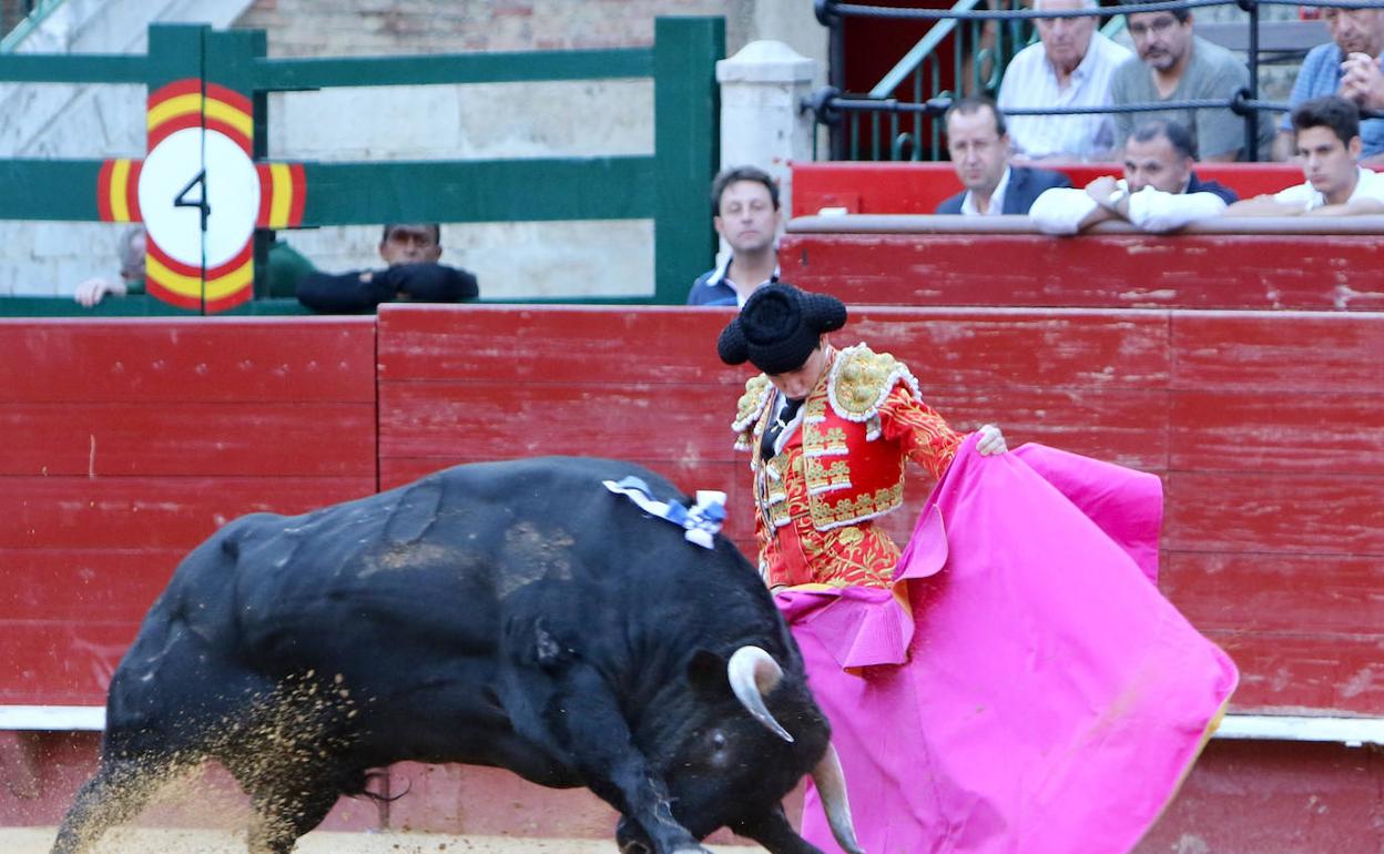 Miguelito, ayer, en la plaza de toros de Valencia. 