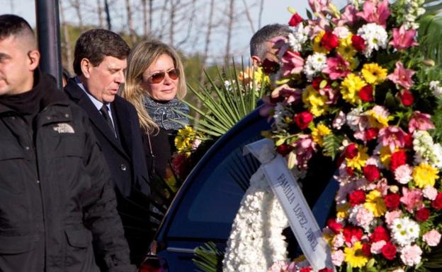Juan Carlos Quer y Diana López-Pinel en en funeral de su hija mayor, Diana. 