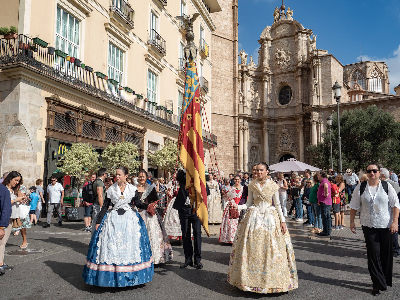 La Catedral de Valencia ha acogido un año más la celebración del Te Deum con motivo de la festividad del 9 d'Octubre. Miles de personas se han dado cita en el templo metropolitano para participar en un acto que ha dejado de formar parte del programa oficial del Ayuntamiento, dado que antiguamente la comitiva oficial accedía a la Catedral durante la procesión cívica. El cardenal arzobispo de Valencia, Antonio Cañizares, ha salido a la puerta del templo para recibir a la Senyera.