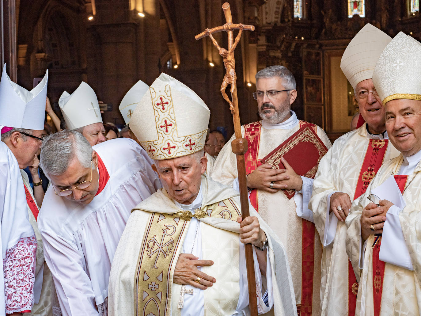 La Catedral de Valencia ha acogido un año más la celebración del Te Deum con motivo de la festividad del 9 d'Octubre. Miles de personas se han dado cita en el templo metropolitano para participar en un acto que ha dejado de formar parte del programa oficial del Ayuntamiento, dado que antiguamente la comitiva oficial accedía a la Catedral durante la procesión cívica. El cardenal arzobispo de Valencia, Antonio Cañizares, ha salido a la puerta del templo para recibir a la Senyera.