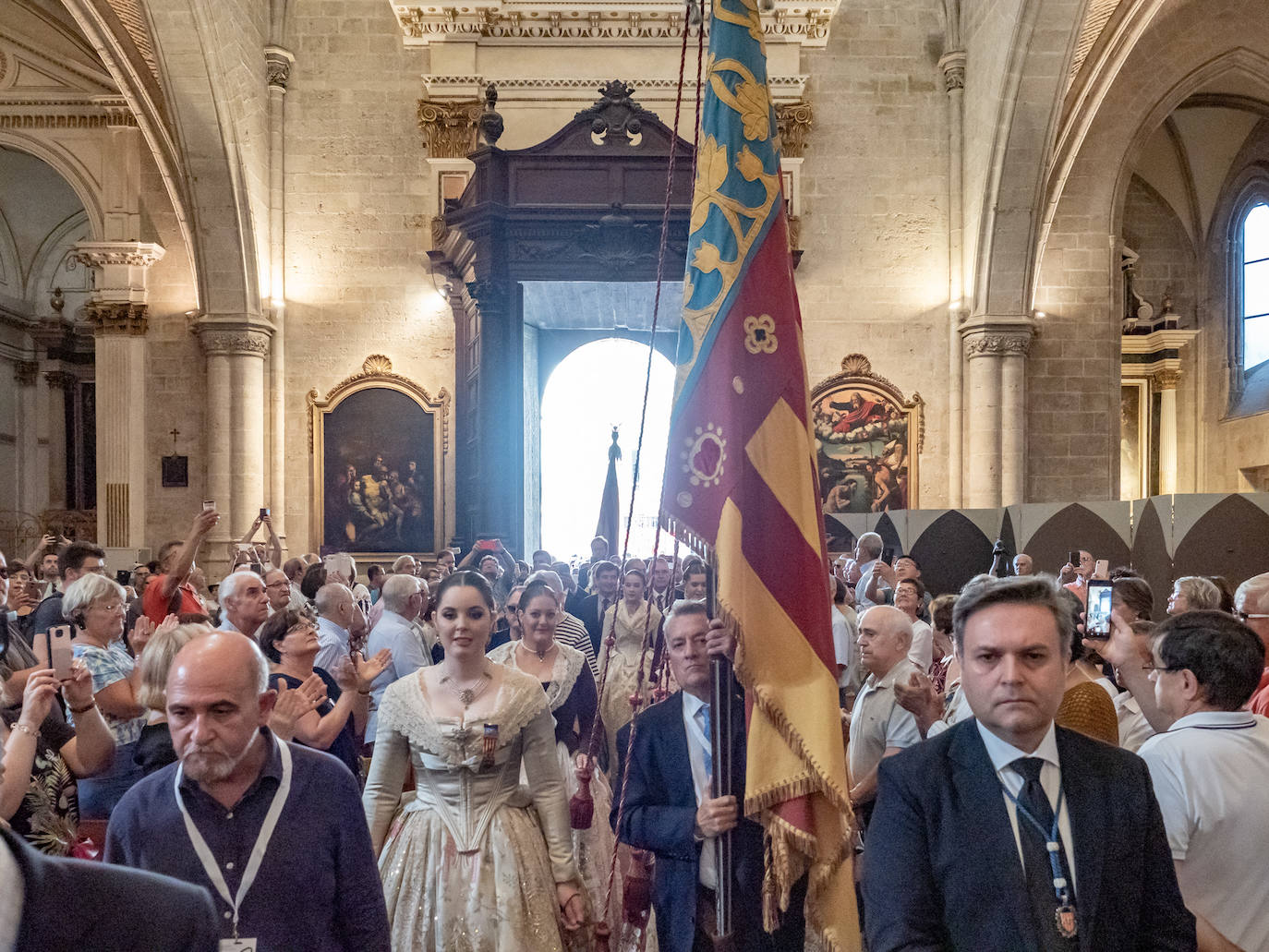 La Catedral de Valencia ha acogido un año más la celebración del Te Deum con motivo de la festividad del 9 d'Octubre. Miles de personas se han dado cita en el templo metropolitano para participar en un acto que ha dejado de formar parte del programa oficial del Ayuntamiento, dado que antiguamente la comitiva oficial accedía a la Catedral durante la procesión cívica. El cardenal arzobispo de Valencia, Antonio Cañizares, ha salido a la puerta del templo para recibir a la Senyera.