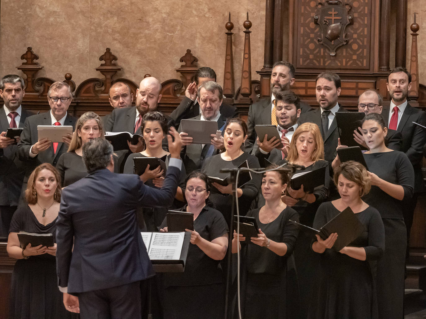 La Catedral de Valencia ha acogido un año más la celebración del Te Deum con motivo de la festividad del 9 d'Octubre. Miles de personas se han dado cita en el templo metropolitano para participar en un acto que ha dejado de formar parte del programa oficial del Ayuntamiento, dado que antiguamente la comitiva oficial accedía a la Catedral durante la procesión cívica. El cardenal arzobispo de Valencia, Antonio Cañizares, ha salido a la puerta del templo para recibir a la Senyera.