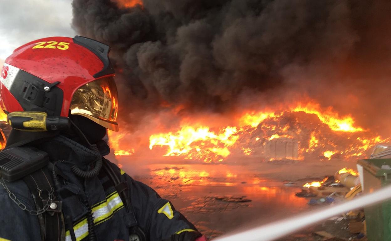 Los bomberos durante las labores de extinción.