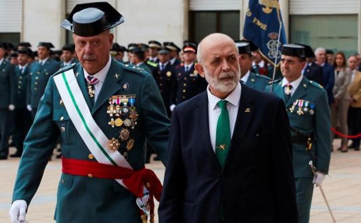El director general de la Guardia Civil, Félix Vicente Azón, y el jefe de la Benemérita en Cataluña, Pedro Garrido (i).