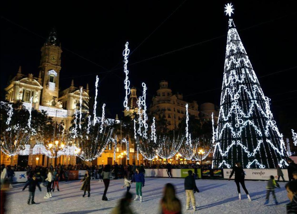 Iluminación de Navidad en la plaza del Ayuntamiento de Valencia.