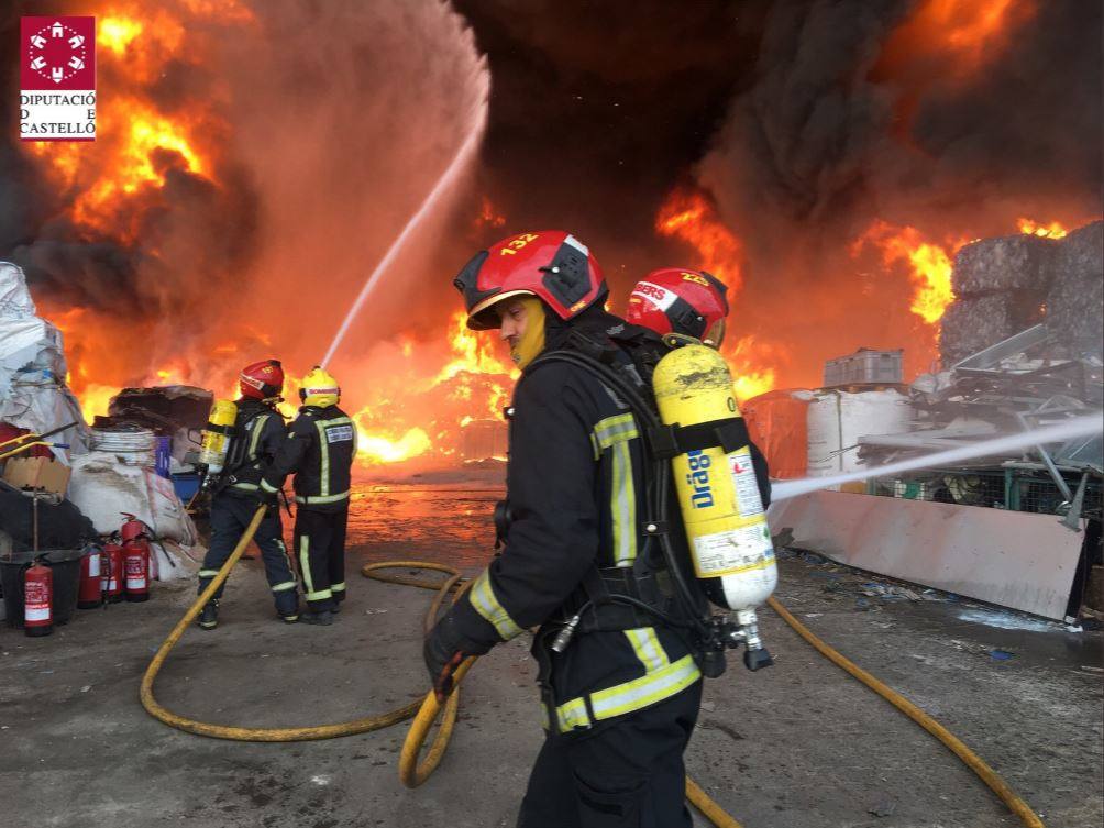 Fotos: Incendio industrial en una empresa de reciclaje de palés en Betxí