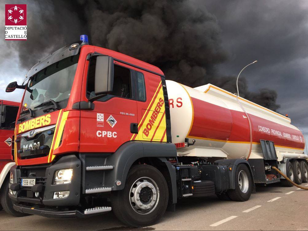 Fotos: Incendio industrial en una empresa de reciclaje de palés en Betxí