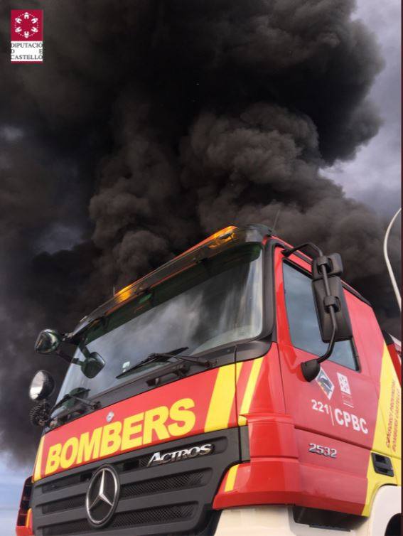 Fotos: Incendio industrial en una empresa de reciclaje de palés en Betxí