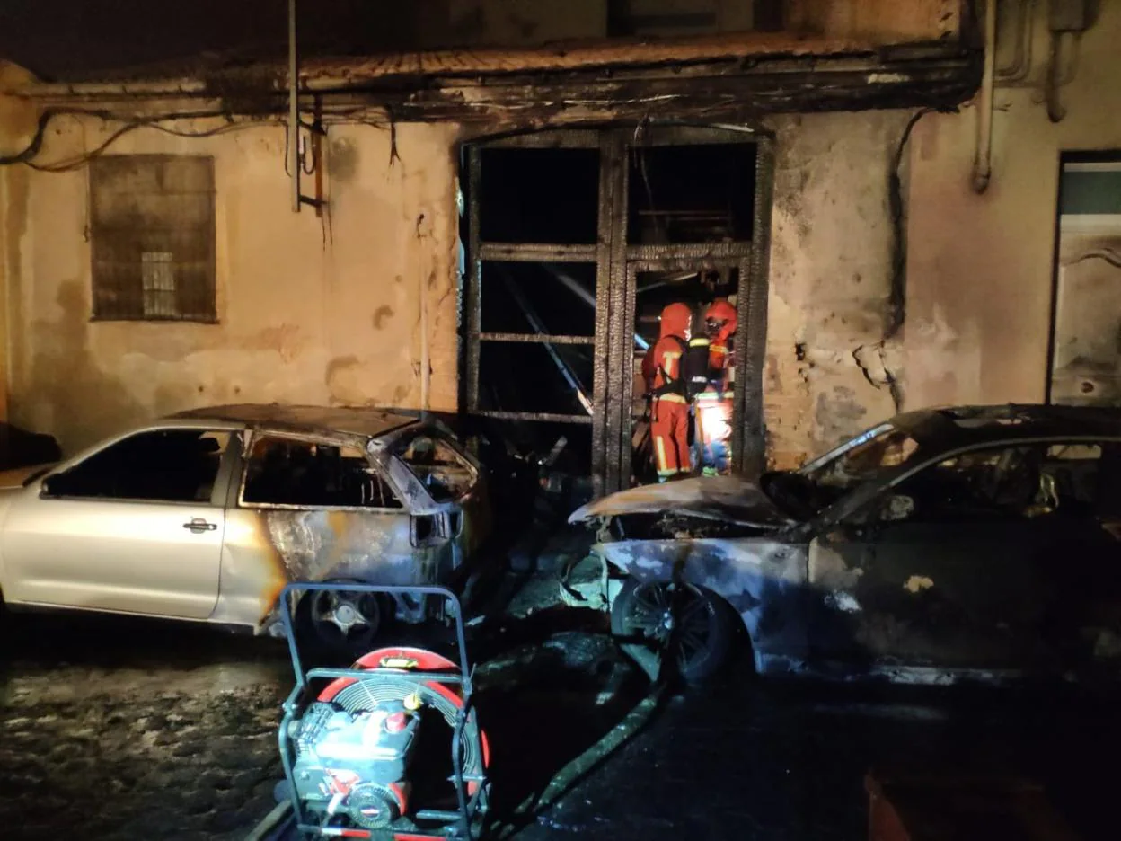 INVESTIGAN  EL INCENDIO DE TRES VEHÍCULOS EN ONTINYENT