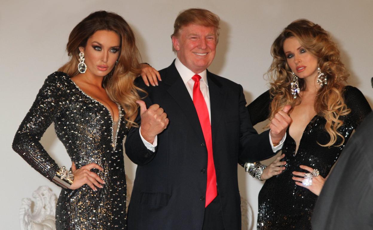 Coto de 'caza'. El presidente de EE UU posa con dos antiguas Miss Universo en una fiesta en Nueva York en el año 2011. 