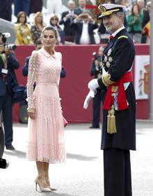 Imagen secundaria 2 - Día de la Fiesta Nacional | La Reina Letizia deslumbra con vestido de Felipe Varela