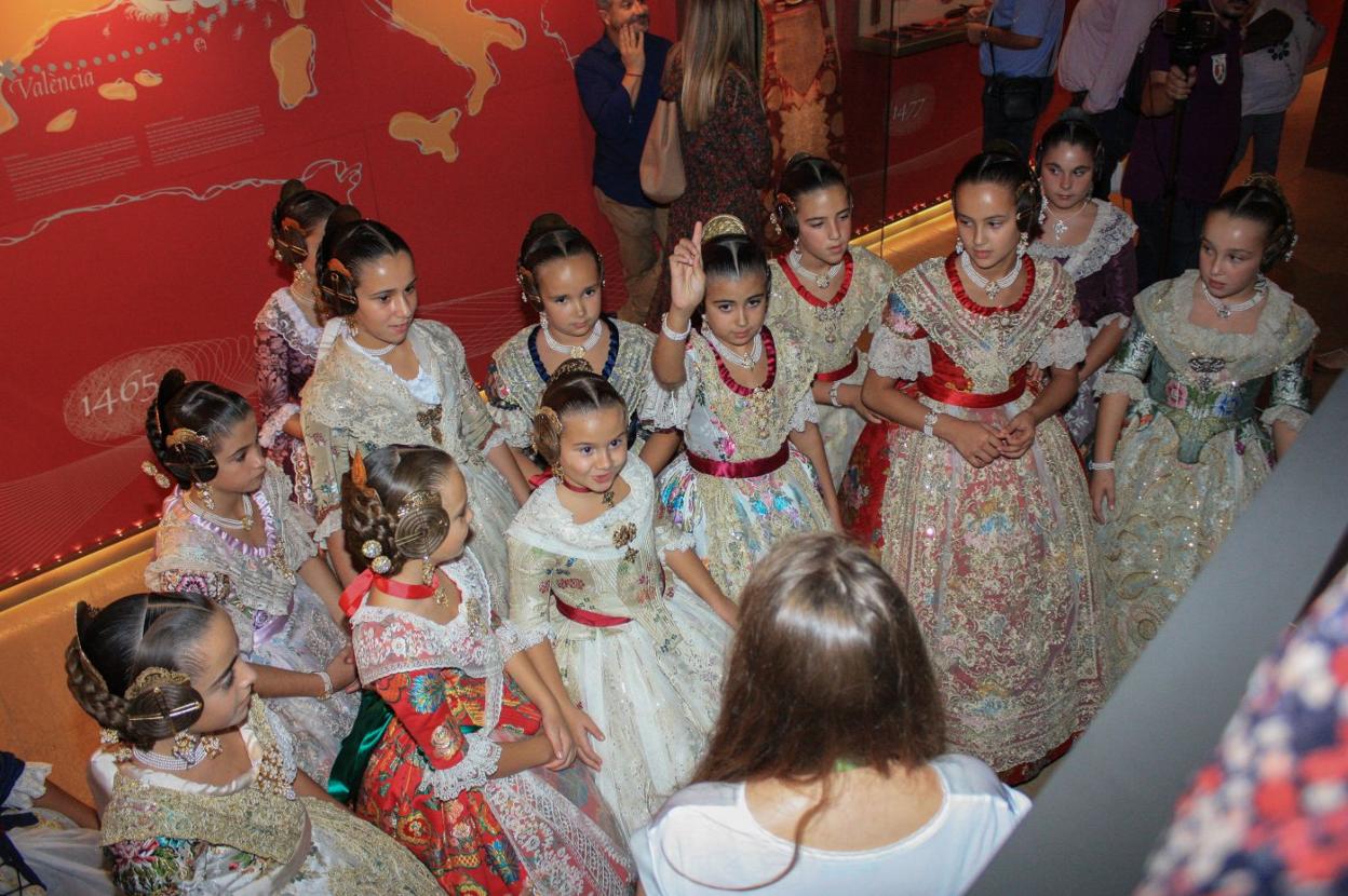 Candidatas infantiles, en la visita al museo del Arte Mayor de la Seda de Valencia.