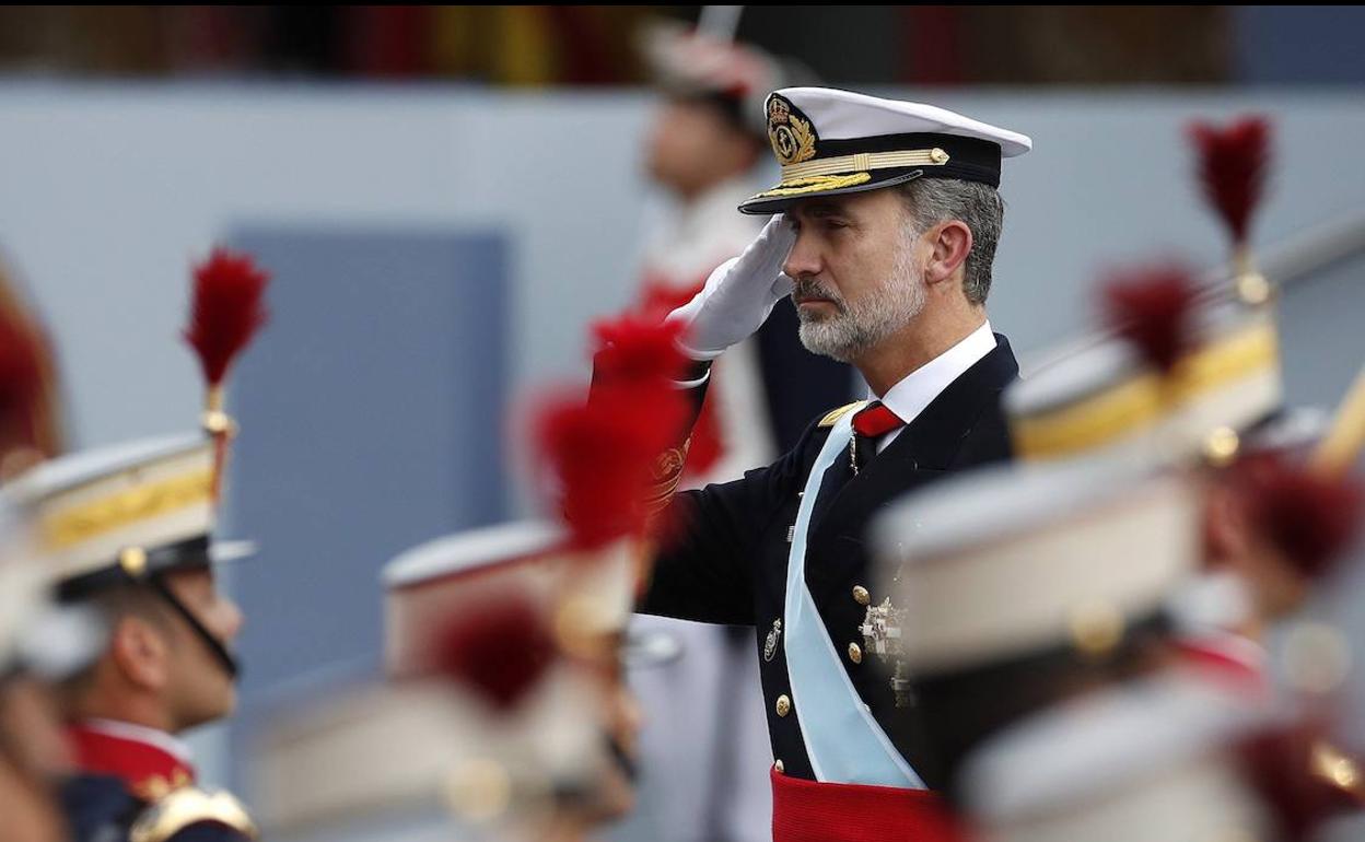 El Rey Felipe VI, preside en el madrileño Paseo de la Castellana el desfile de la Fiesta Nacional, esta mañana en Madrid. 