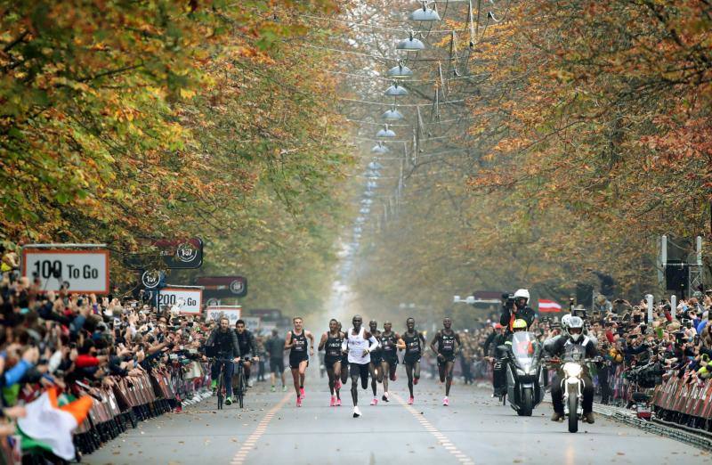 Fotos: Kipchoge derriba la barrera de las dos horas