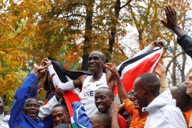 Fotos: Kipchoge derriba la barrera de las dos horas