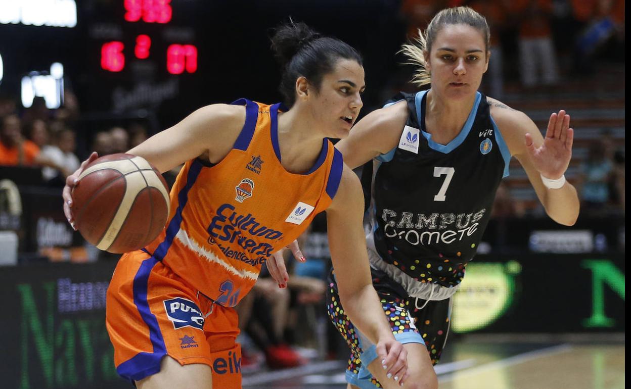 Leticia Romero inicia un ataque ante Miloglav 