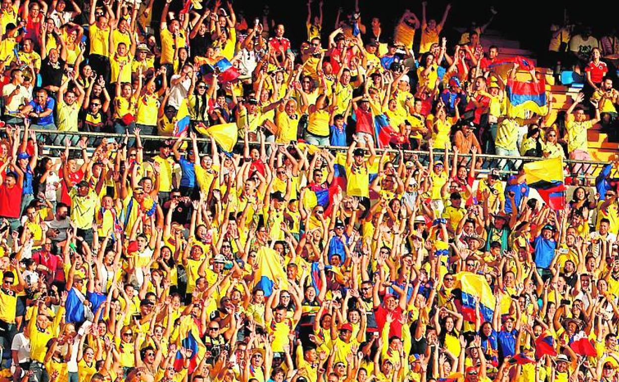 Hinchas de Colombia, en el José Rico Pérez.