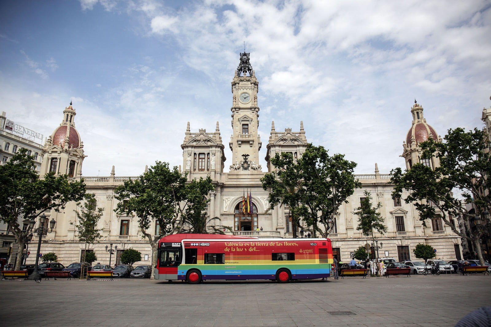 DÍA 23 DE SEPTIEMBRE: «¿PODEMOS HABLAR POR TELÉFONO, POR FAVOR?»: El día 23 de septiembre saltan todas las alarmas, tal como explican fuentes conocedoras del fraude. Los timadores cursan una novena factura, por valor de casi 700.0000 euros. Pero las reticencias del banco evitan este pago, y eso que la trabajadora despedida remite un documento que solicitaba Caixabank a los estafadores y estos lo remiten firmado por María Rayón, que estaba de baja maternal. 