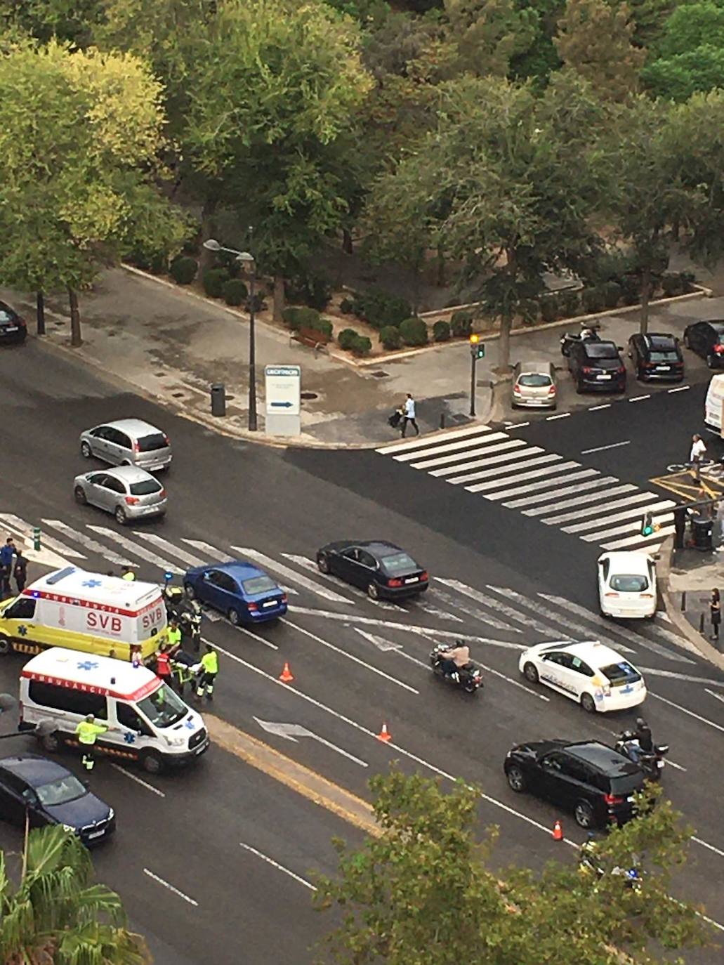 Un accidente entre un coche y una moto deja un herido en la avenida Maestro Rodrigo de Valencia 