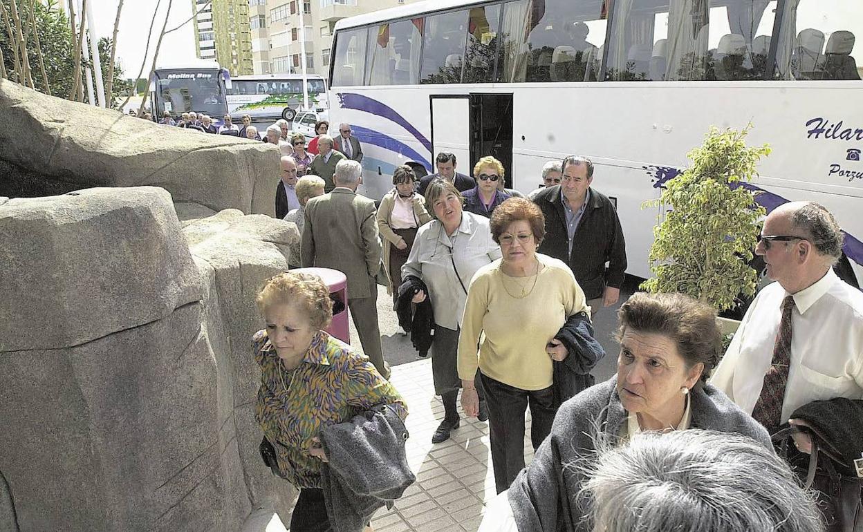 Viajeros del Imserso, llegando a Benidorm. 