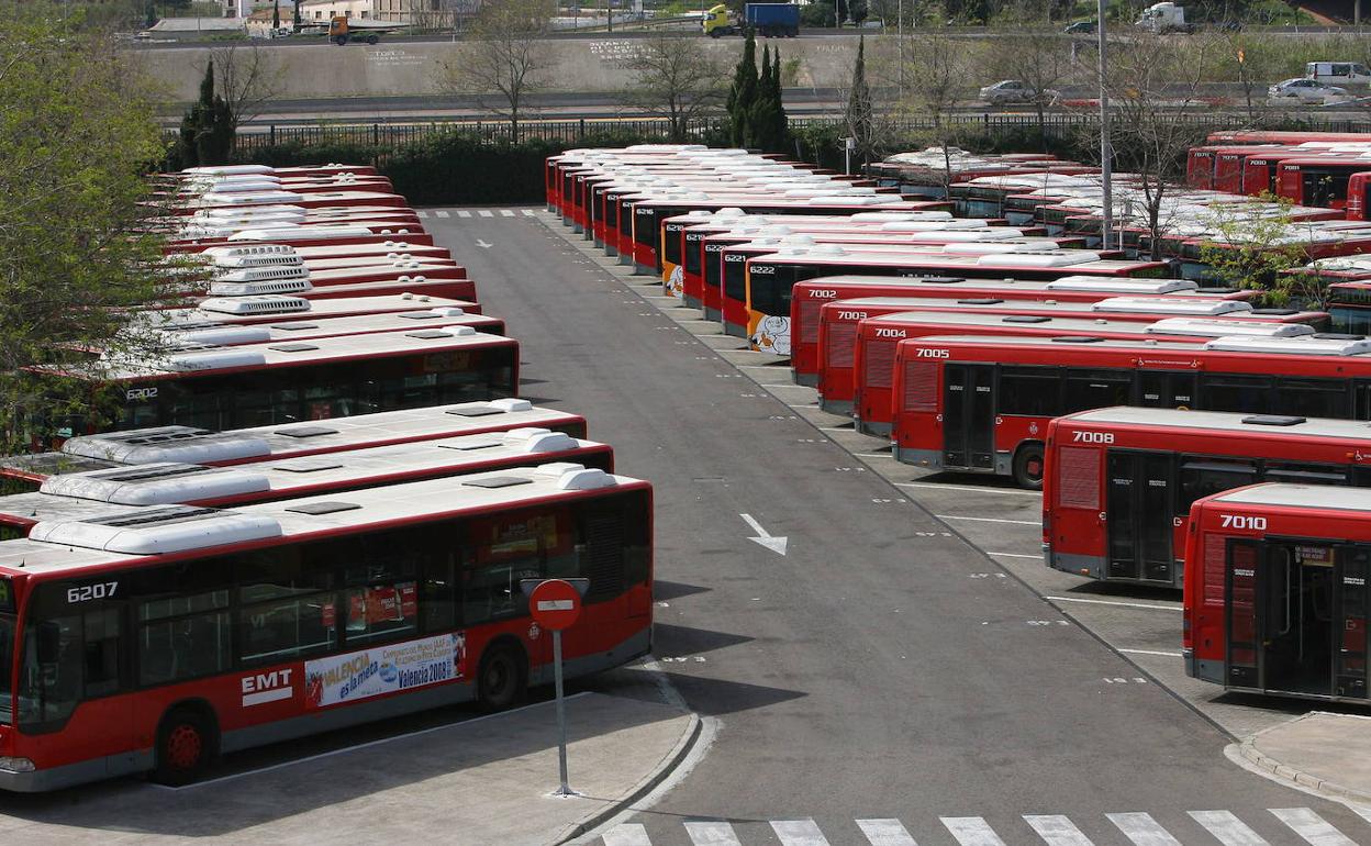 El día 9, lunes, los estafadores mandan otra factura, por valor de 457.000 euros. El banco transfiere el dinero ese mismo día. En todas las operaciones, el banco da por válida una carta de pago recibida de la directiva despedida que a su vez la había recibido de los estafadores, que falsifican la firma de García y Rayón en todos los envíos.