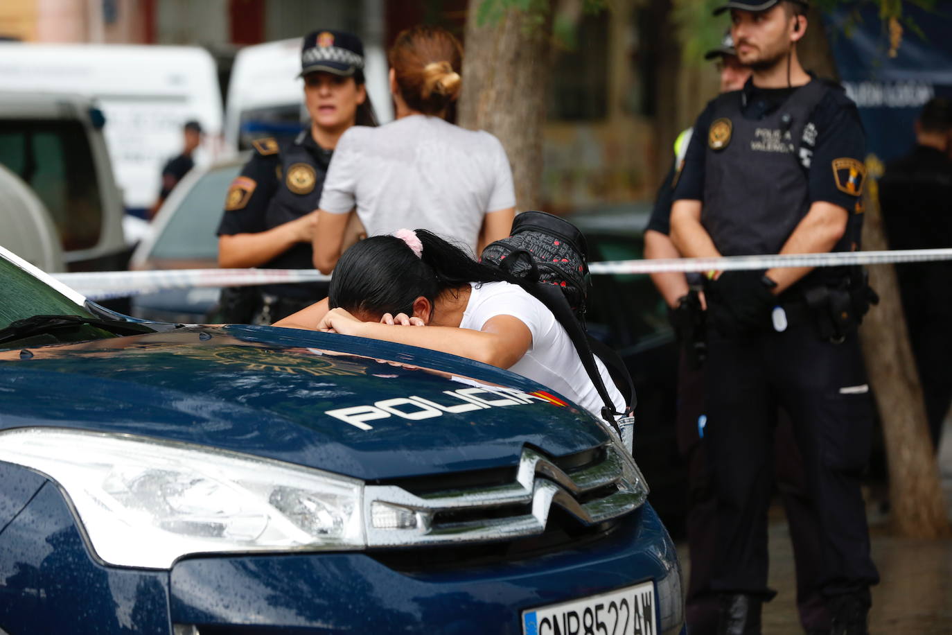 Fotos: Un hombre muere al ser arrollado por un coche que huía de la policía en la Malvarrosa