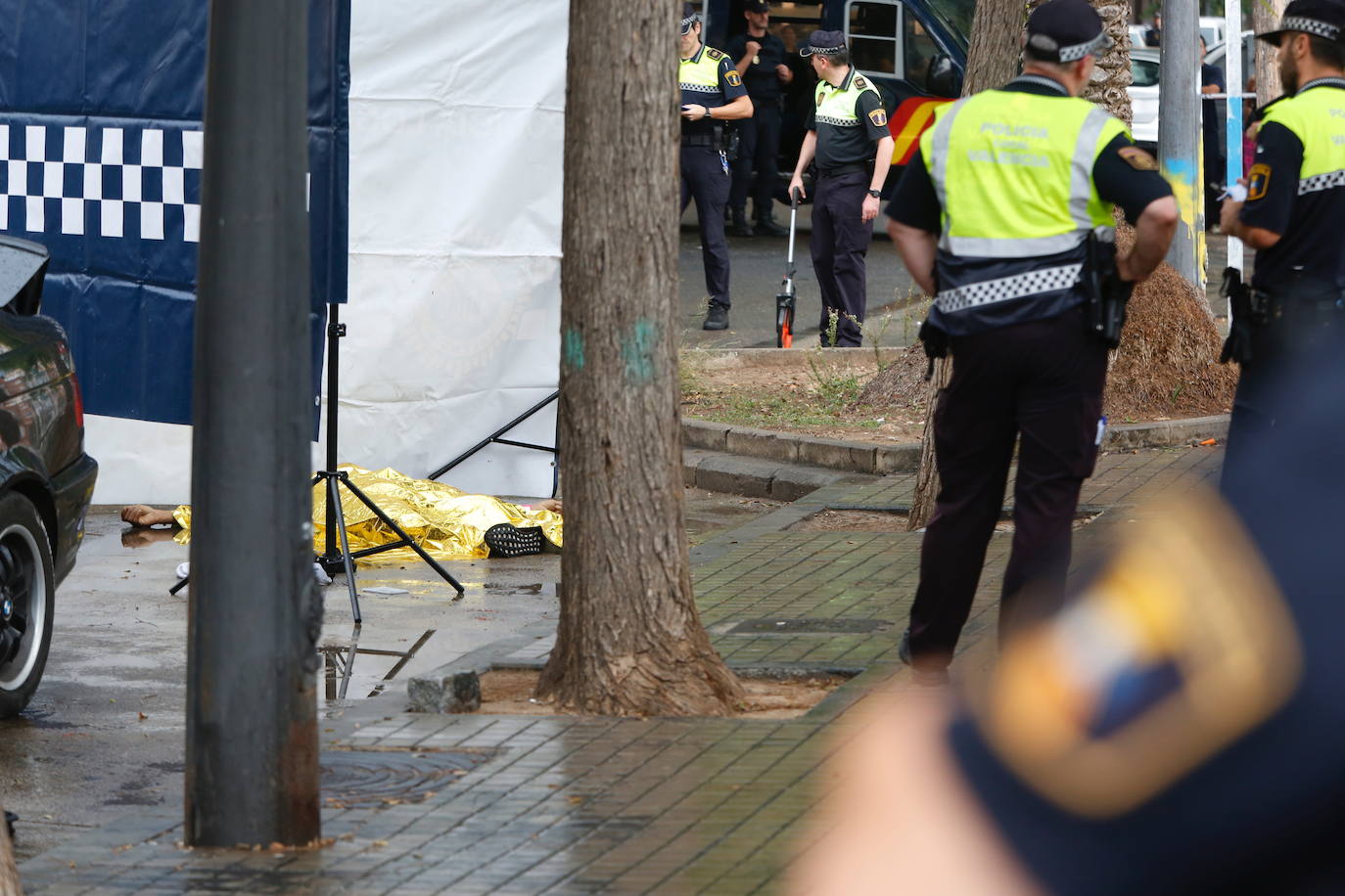 Fotos: Un hombre muere al ser arrollado por un coche que huía de la policía en la Malvarrosa