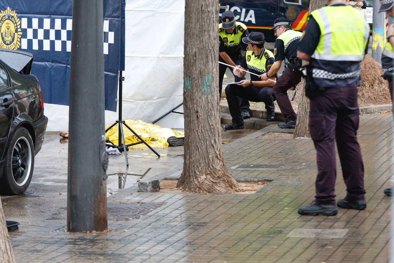 Fotos: Un hombre muere al ser arrollado por un coche que huía de la policía en la Malvarrosa