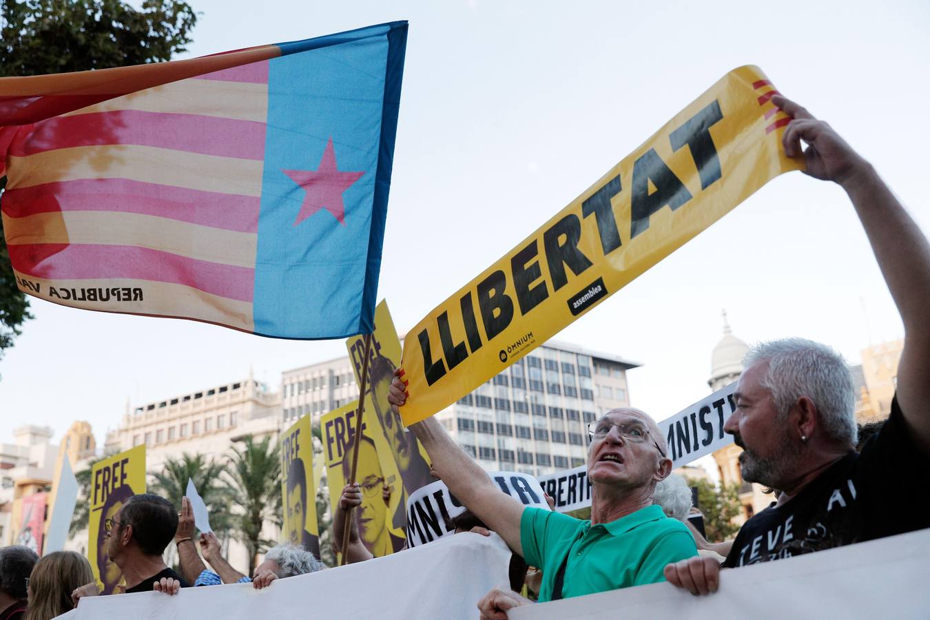 Manifestantes en Valencia contra la condena a los líderes del 'procés' independentista catalán.