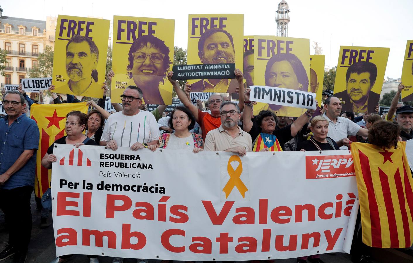 Manifestantes en Valencia contra la condena a los líderes del 'procés' independentista catalán.