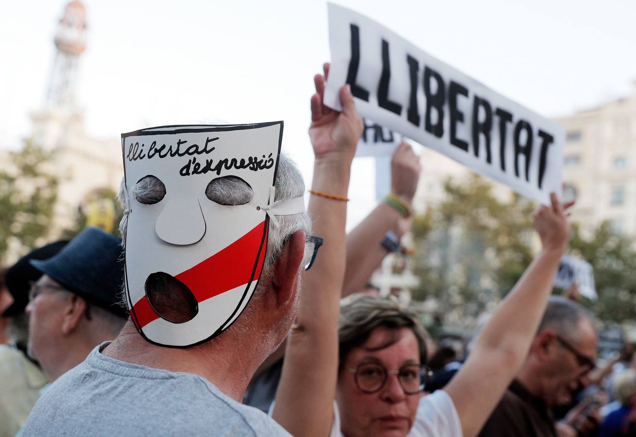 Manifestantes en Valencia contra la condena a los líderes del 'procés' independentista catalán.