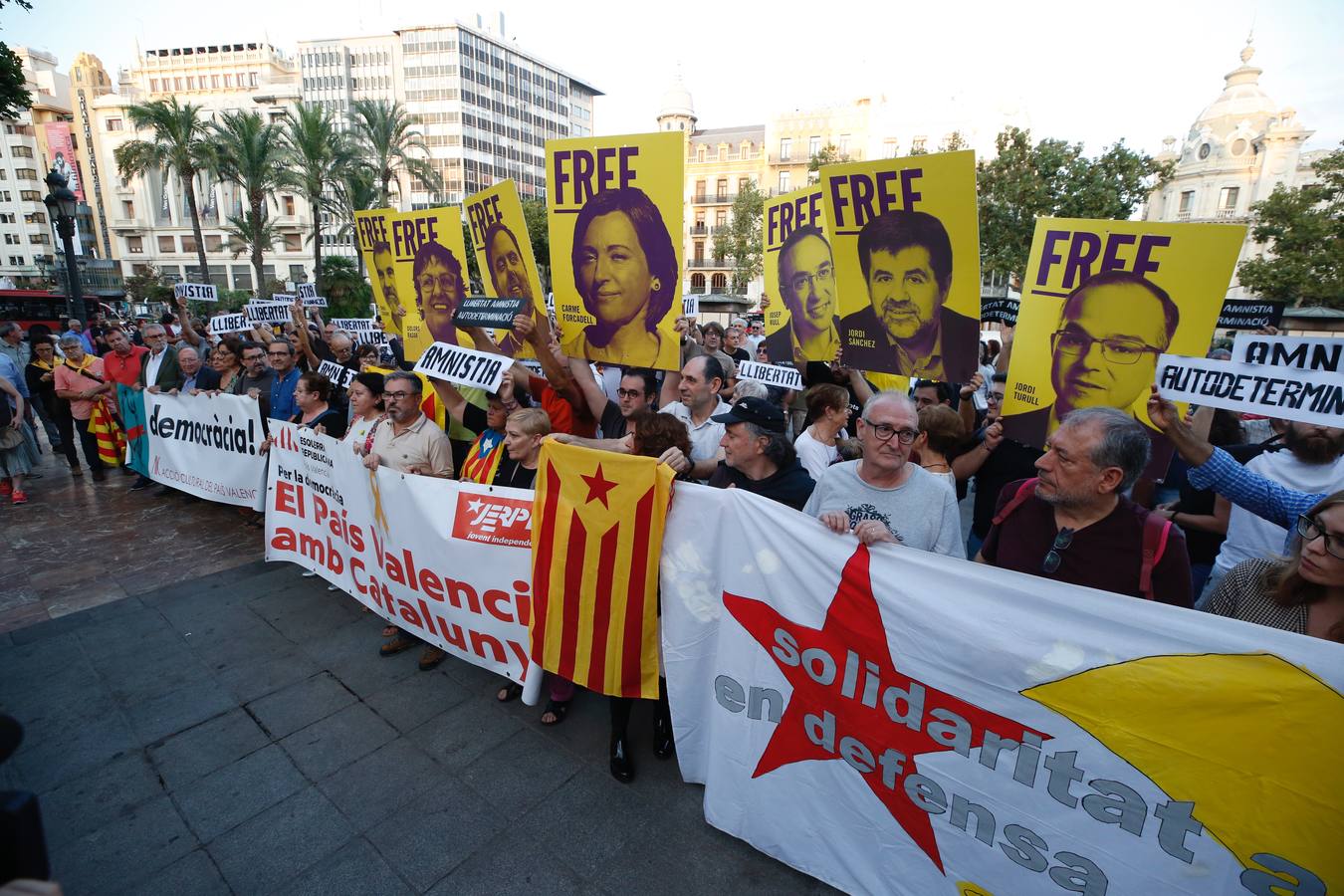 Manifestantes en Valencia contra la condena a los líderes del 'procés' independentista catalán.