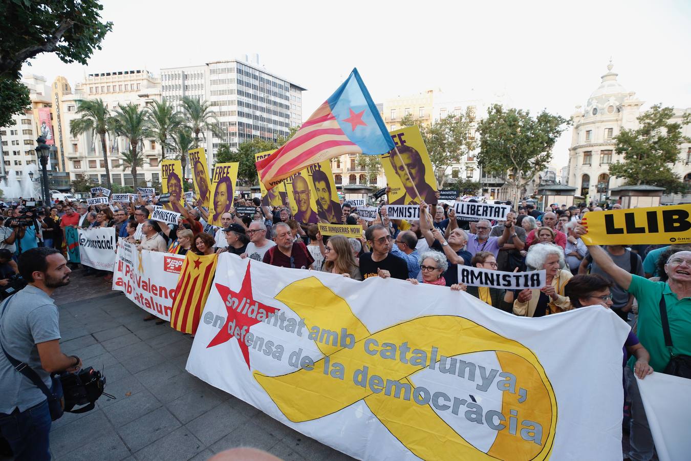 Manifestantes en Valencia contra la condena a los líderes del 'procés' independentista catalán.