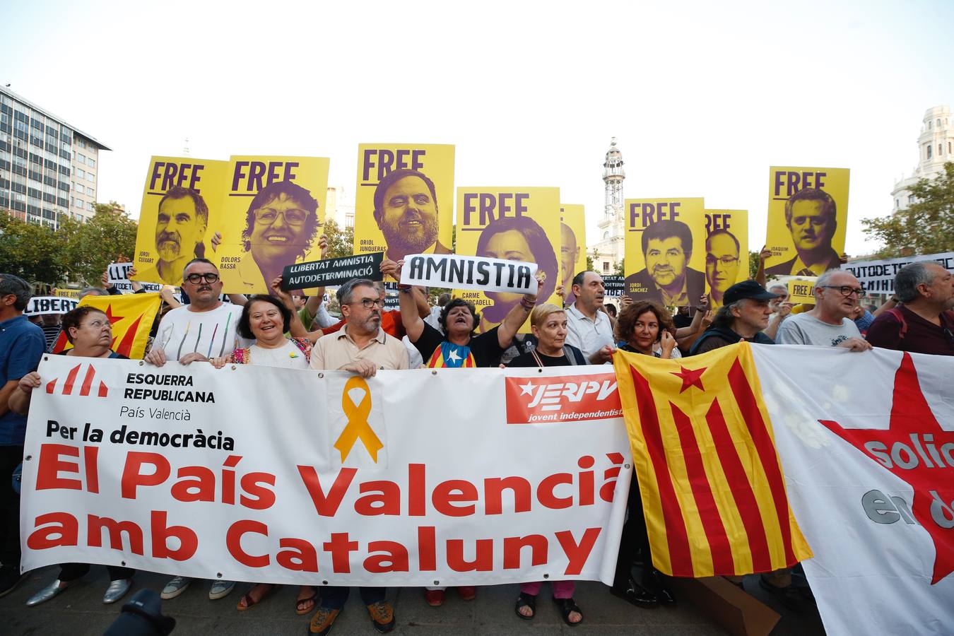 Manifestantes en Valencia contra la condena a los líderes del 'procés' independentista catalán.