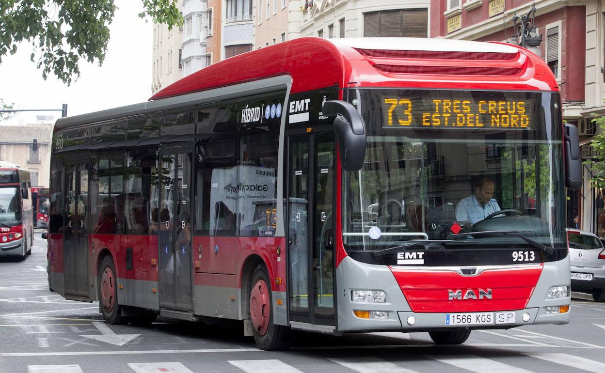 Un autobús de la EMT discurre por Valencia.