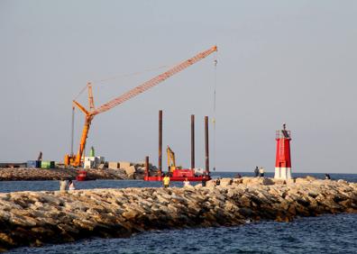 Imagen secundaria 1 - La plataforma roja con la que trabajan para extraer el ferry.