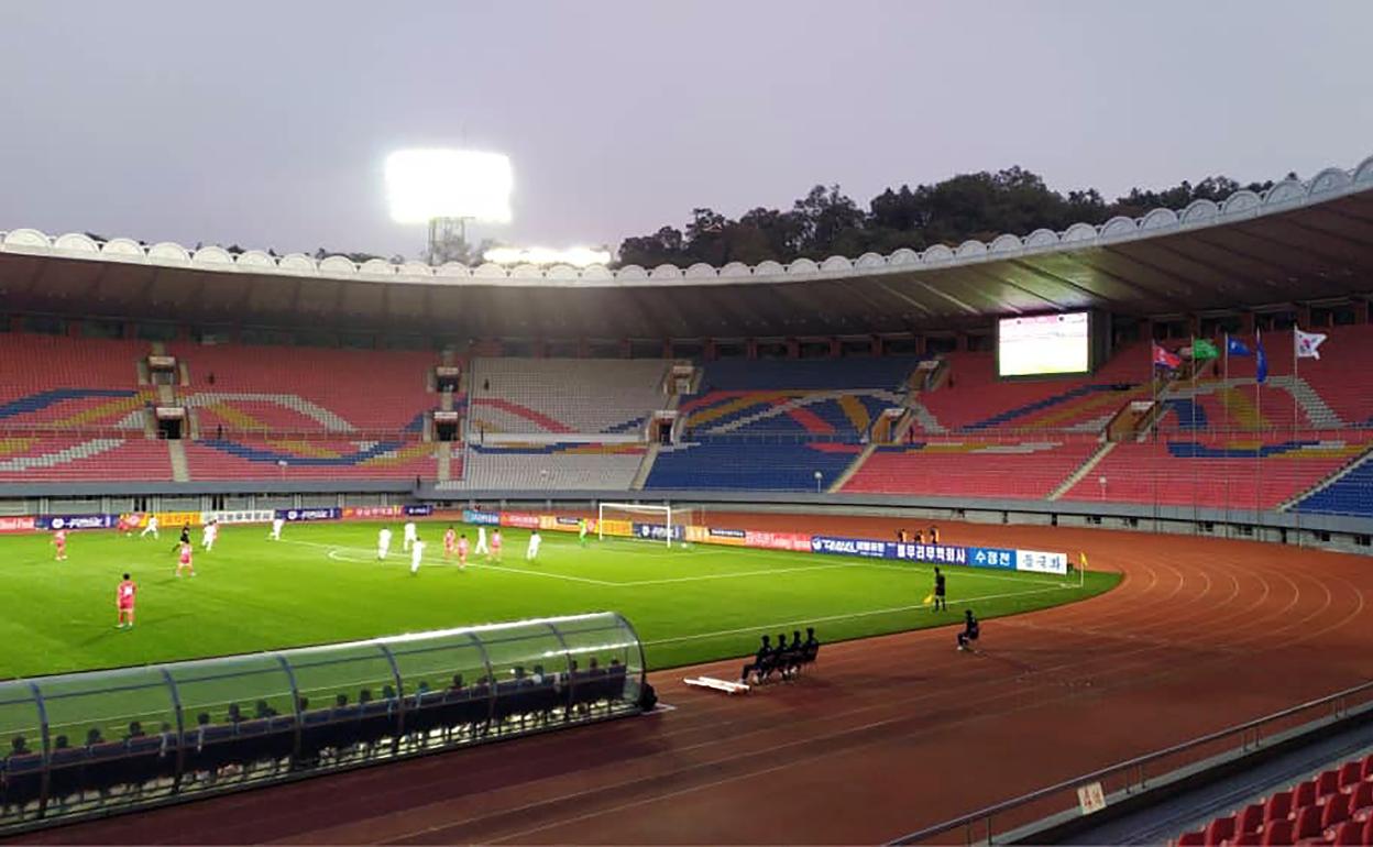 Aspecto del estadio Kim Il-sung vacío durante el partido entre Corea del Norte y Corea del Sur 