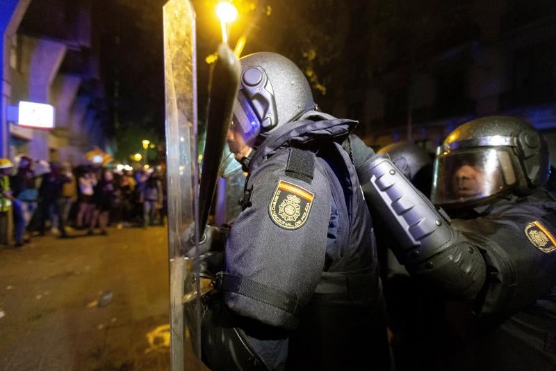 Barricadas de fuego, gritos en favor de la independencia y múltiples objetos en las calles de Barcelona