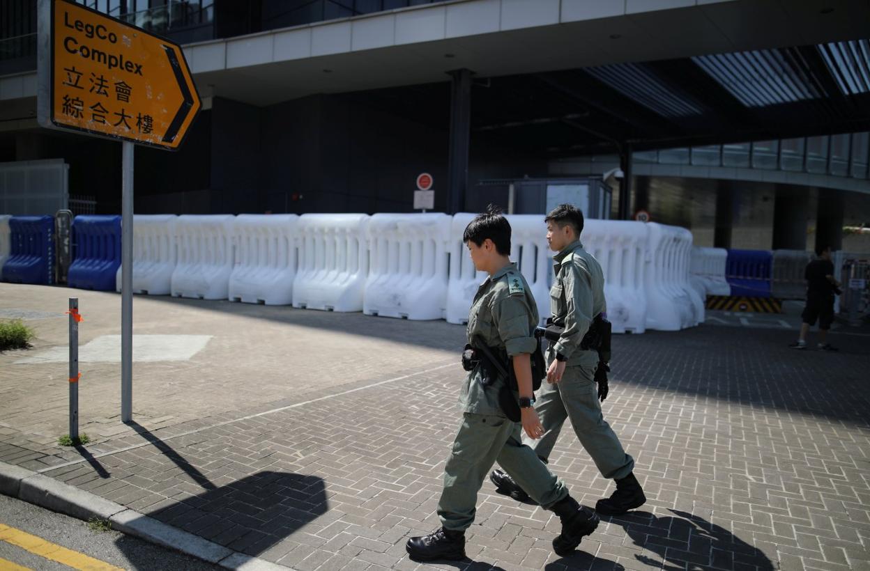 Dos agentes patrullan en Hong Kong. 