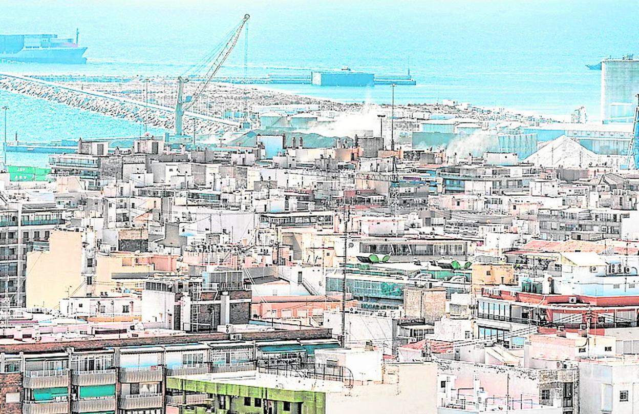 Imagen de archivo del puerto de Alicante y los barrios cercanos. 