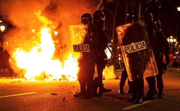 Imagen principal - Imágenes de las protestas de la madrugada de este miércoles en Barcelona.