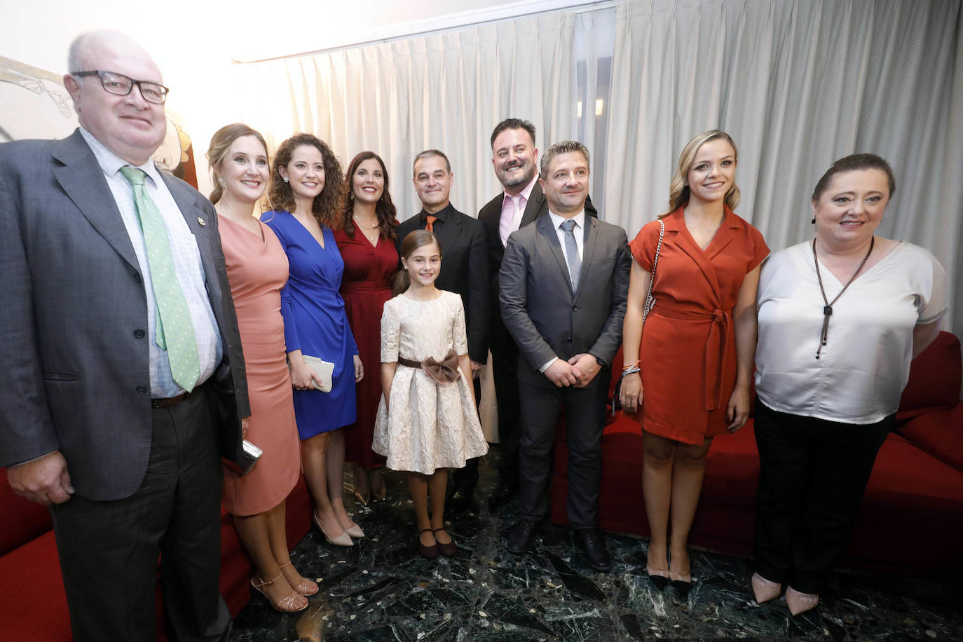 Familiares, amigos y compañeros de casal celebran la elección de Carla García como fallera mayor infantil 2020. 