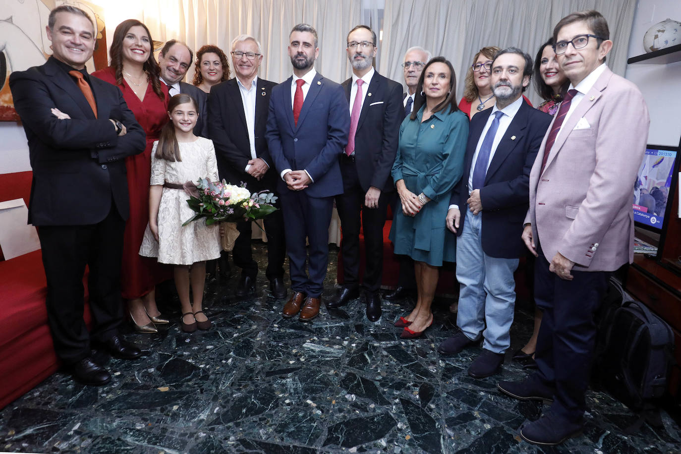 Familiares, amigos y compañeros de casal, celebran la elección de Carla García como fallera mayor infantil 2020. 