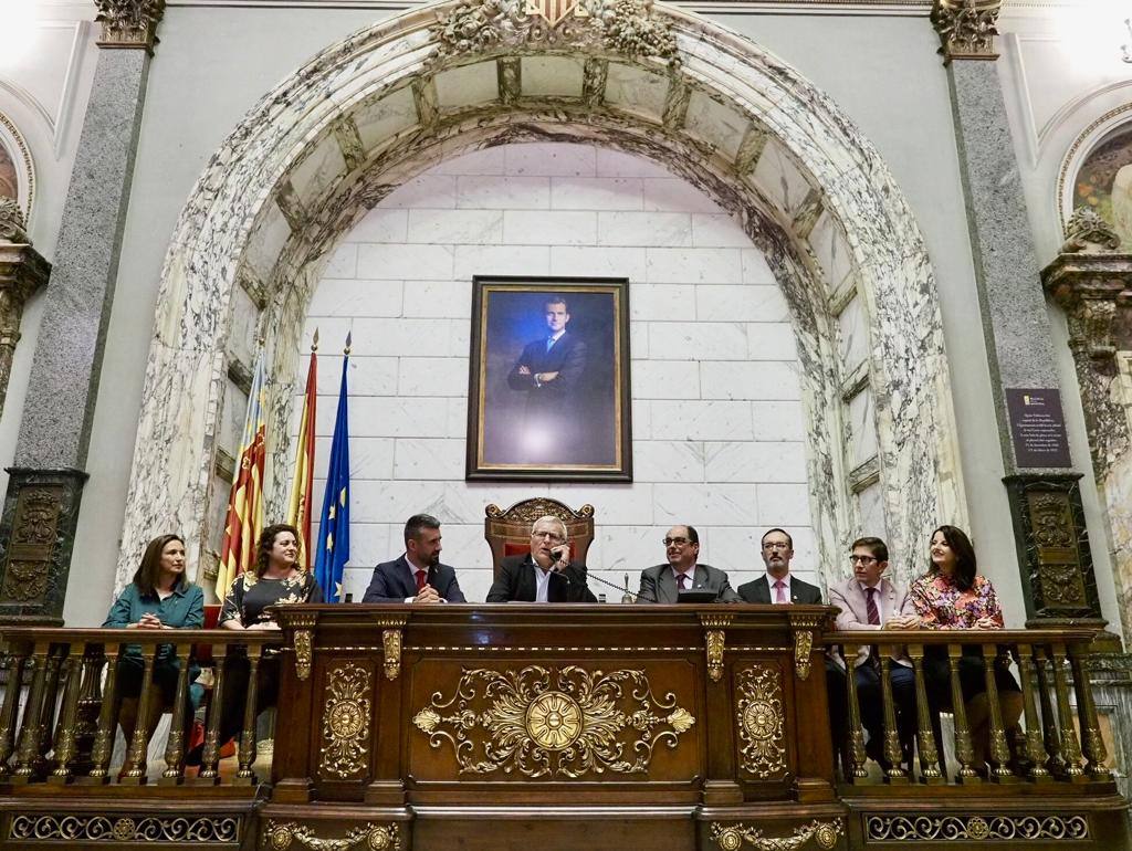 Carla García, fallera mayor infantil 2020, en el día de su elección. Familiares, amigos y compañeros de casal, celebran el nombramiento.